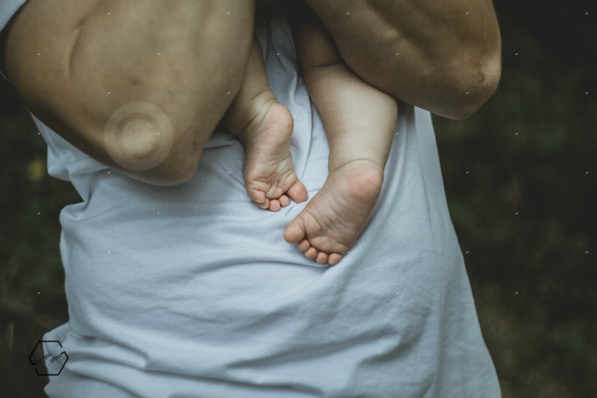 πατουσάκια μωρού σε αγκαλιά